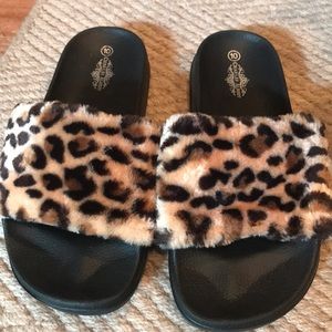 Fuzzy Leopard Print Slides